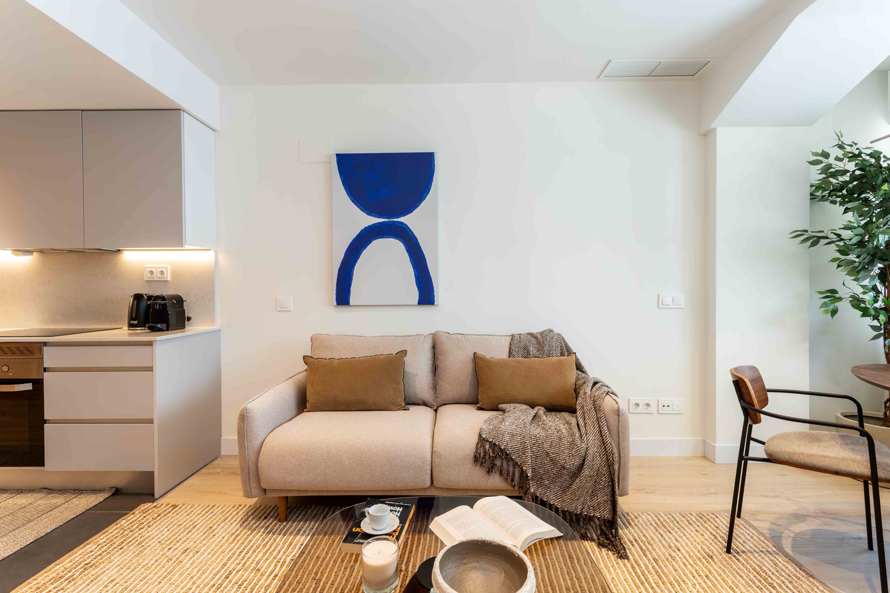 Furnished Akora living room in central Madrid
