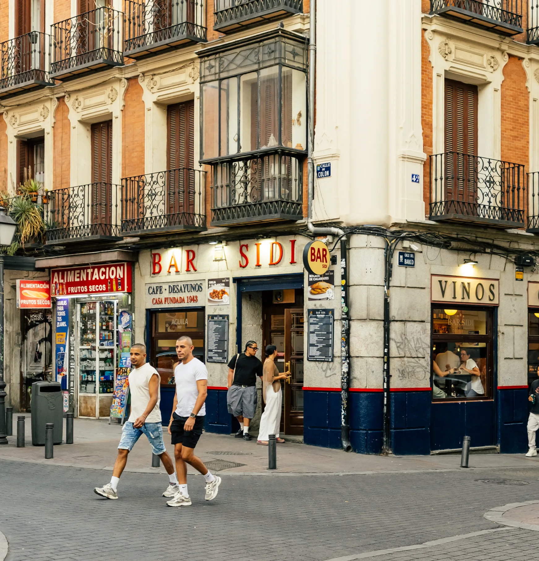 Clientes en la terraza de la Bodega de la Ardosa, una taberna clásica de 1892 en Malasaña